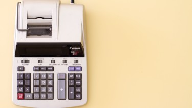 Bild von einer alten analogen Rechenmaschine