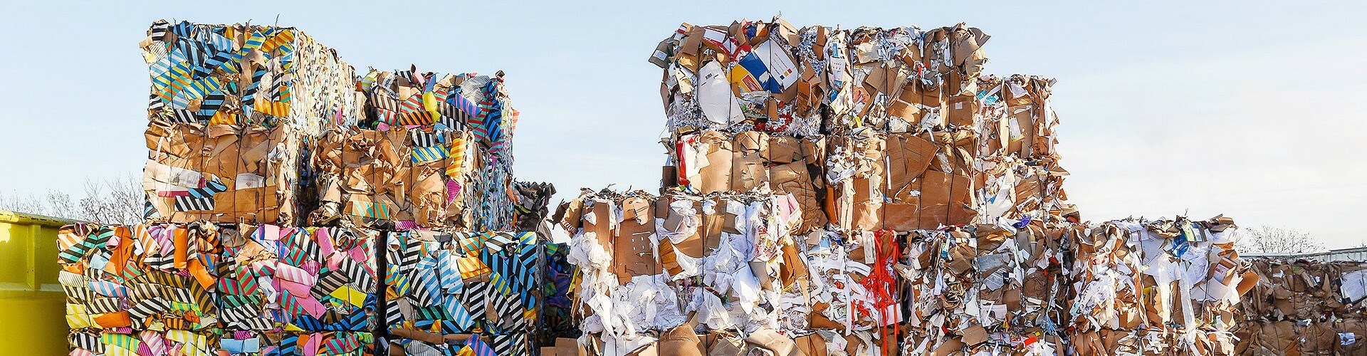 Stapel von Altpapier und Karton zum Recycling