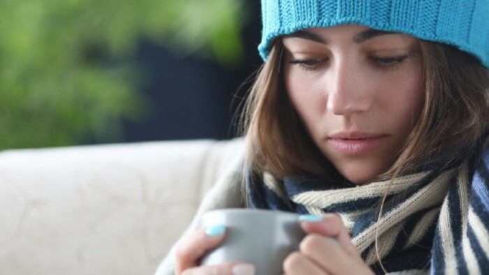 © H_Ko, stock.adobe.com Junge, kranke Frau trinkt Tee