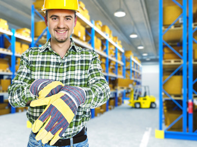 Arbeiter steht in einer Lagerhalle © tiero, fotolia.com Arbeiter steht in einer Lagerhalle