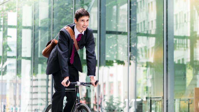 © Kzenon, stock.adobe.com Junger Mann fährt mit dem Rad zur Arbeit