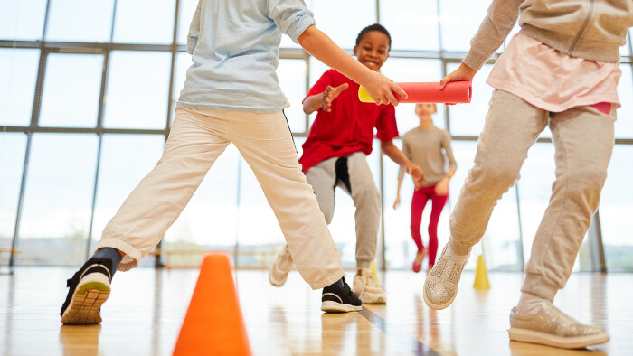 © Robert Kneschke, stock.adobe.com Kinder Team macht einen Staffellauf