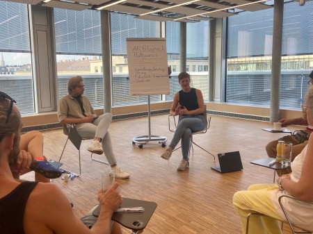 2 Mitglieder des Digi-Team diskutieren mit Plattformarbeiter*innen