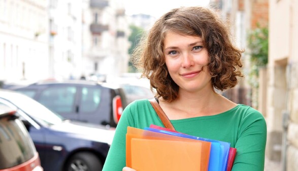 Junge Frau mit Arbeitsmappen