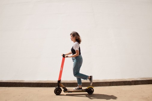 Frau mit Roller