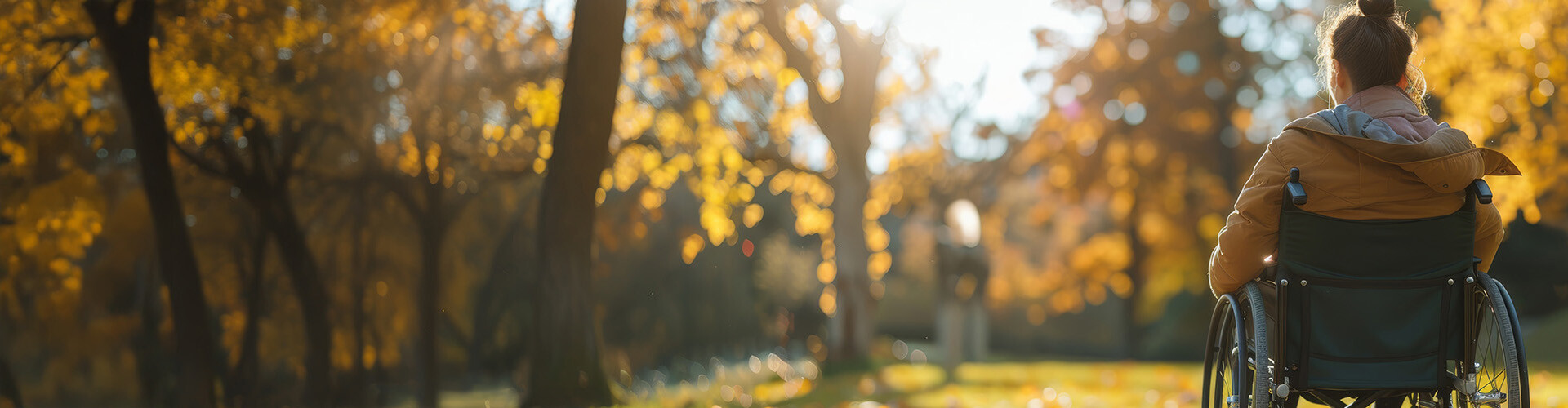 Junge Frau im Rollstuhl im Park